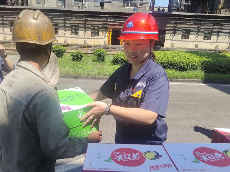 高溫慰問送清涼，情系一線暖人2.jpg