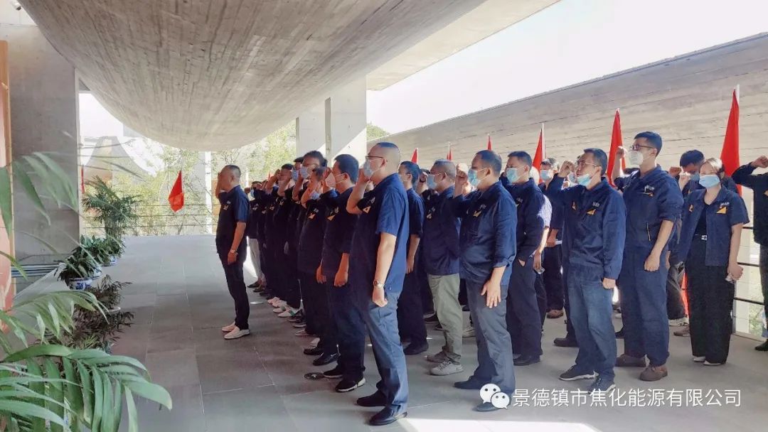 曹達(dá)宏帶領(lǐng)全體黨員重溫入黨誓詞.jpg 曹達(dá)宏帶領(lǐng)全體黨員重溫入黨誓詞.jpg