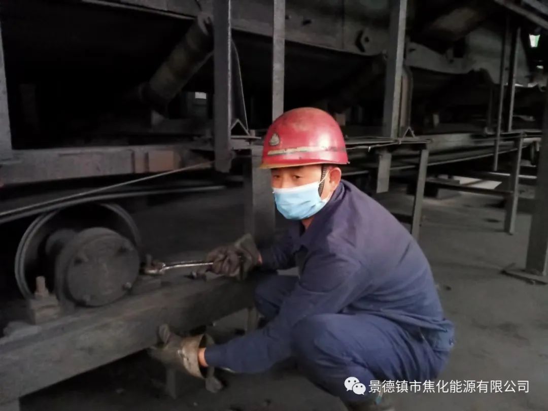 “老線這邊人手不夠，你們那邊有誰可以過來支援？”“好的，我馬上來?！甭牭竭@個消息時，羅國安剛剛結(jié)束新線的維修工作，但他二話不說，立即拿起維修包，投入到老線的維修工作當(dāng)中。每天工作10小時以上已經(jīng)成為抗疫期間的常態(tài)，雖然身體很疲憊，但是他沒有任何怨言，“確實(shí)很辛苦、很累，但現(xiàn)在正是特殊時期，只有保障公司生產(chǎn)經(jīng)營“不斷檔”，我們生活才能“不斷線”，恰恰我所在的運(yùn)輸廠就是承擔(dān)著焦炭煤炭運(yùn)輸?shù)闹匾氊?zé)，所以我更應(yīng)該恪盡職守，保障好這些設(shè)備的穩(wěn)定運(yùn)行。”.jpg